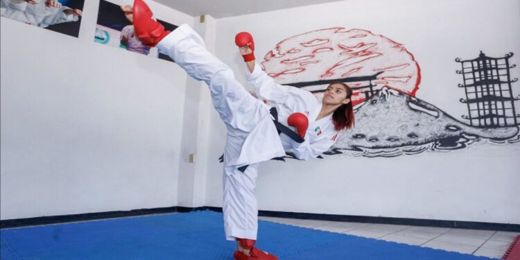 Karateca Yuriko Cortés brilla en París