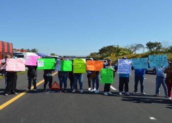 Cierran autopista para exigir búsqueda de maestra