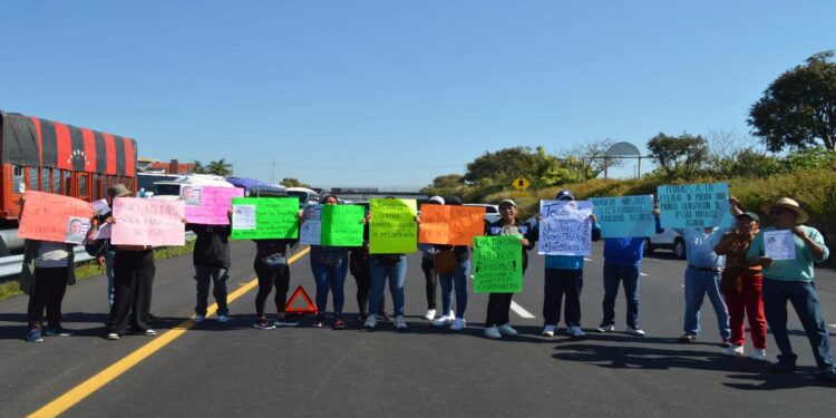 Cierran autopista para exigir búsqueda de maestra