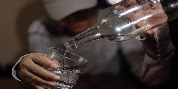 Jóvenes, tres de cada 10 casos de intoxicación alcohólica