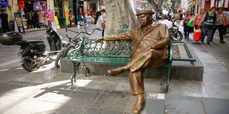 Restablecen esculturas en la 5 de Mayo