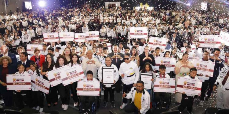 Reconocen a deportistas