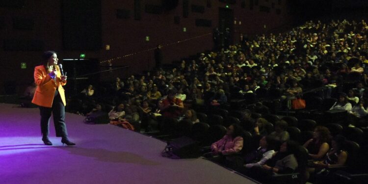 En foro, universitarias analizan riesgos digitales