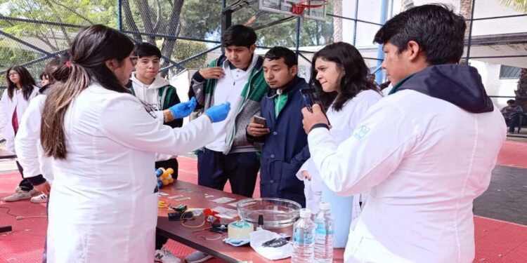 BUAP acerca ciencia a jóvenes
