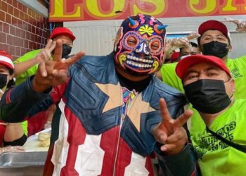 Llama Rey Apocalipsis a donar juguetes