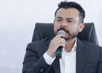 Denuncian colusión en contratos millonarios