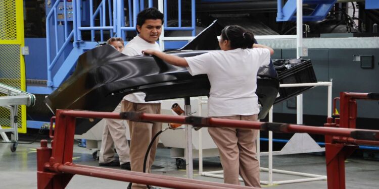 Bajan 4 % exportaciones de empresas de autopartes