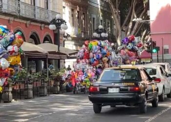Con amparos, globeros venden en las calles