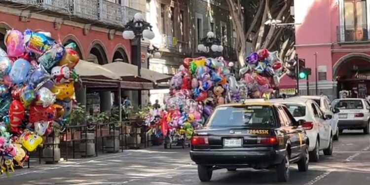 Con amparos, globeros venden en las calles