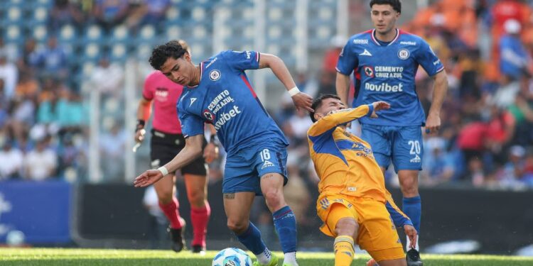 Cruz Azul vence 2-1 a Tigres