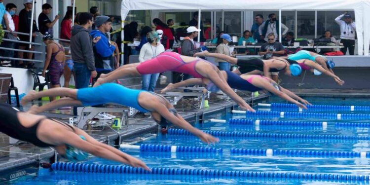 Titanes arrasan en natación