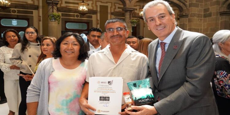 Entregan 72 sellos Hecho en México a productores