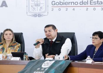 Alejandro Armenta se reúne con Emilio Tello, hijo de matrimonio asesinado
