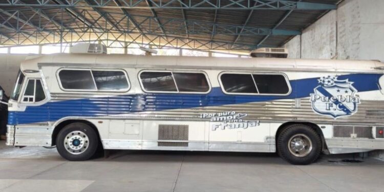 Ponen en venta a El Camotito, autobús histórico del Puebla