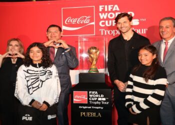 Puebla recibe el Trofeo de la Copa del Mundo