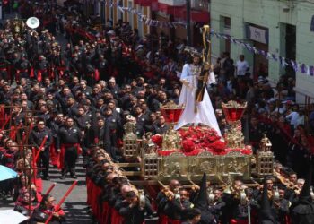 Rompen récord de fe, 195 mil fieles en procesión
