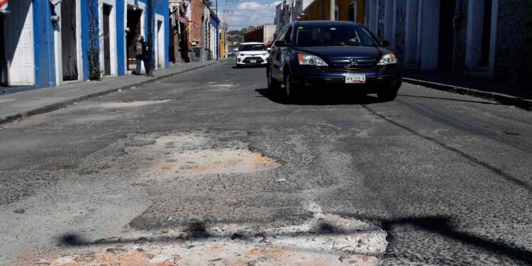Requieren pavimento 11 mil calles en la capital