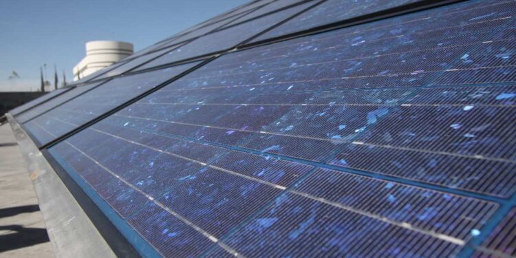 Analizan paneles solares en 816 escuelas