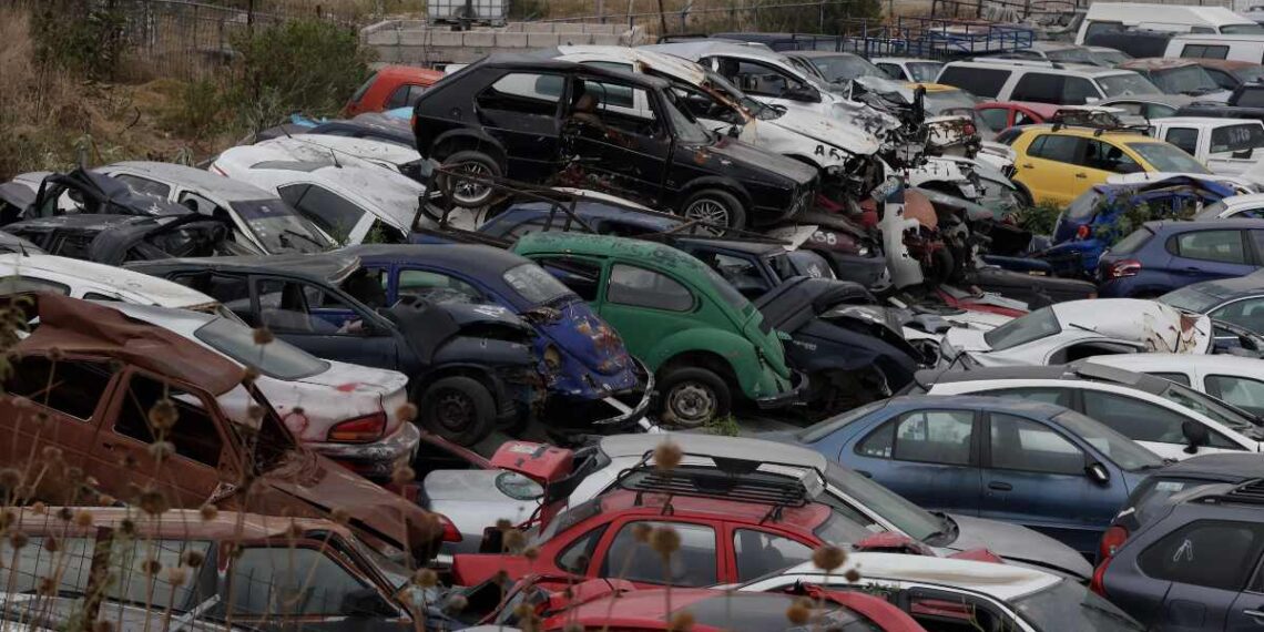 Permanecen en corralones más de 15 mil 200 vehículos