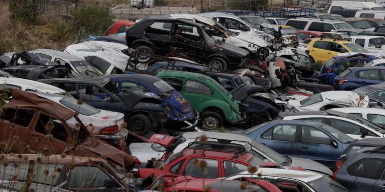 Permanecen en corralones más de 15 mil 200 vehículos