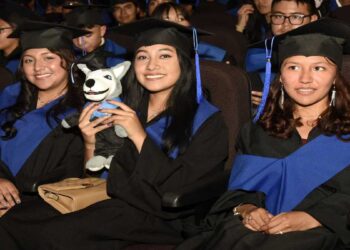 Se gradúan 502 alumnos de prepas regionales