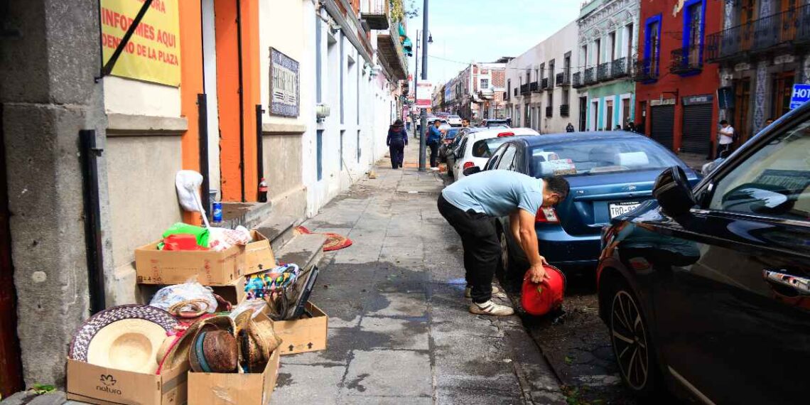 Entregan apoyos a afectados por lluvias