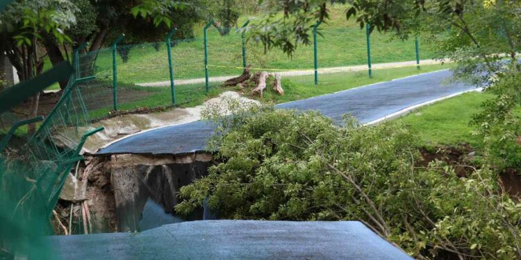 Inicia reparación de socavón en Ecoparque