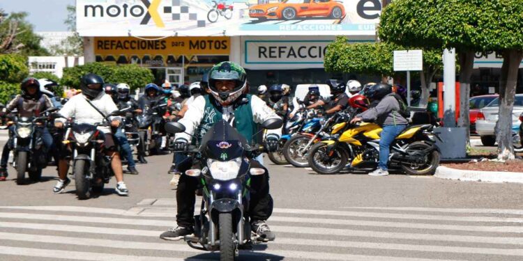 Motociclistas protestan en el Congreso por “Ley casco”