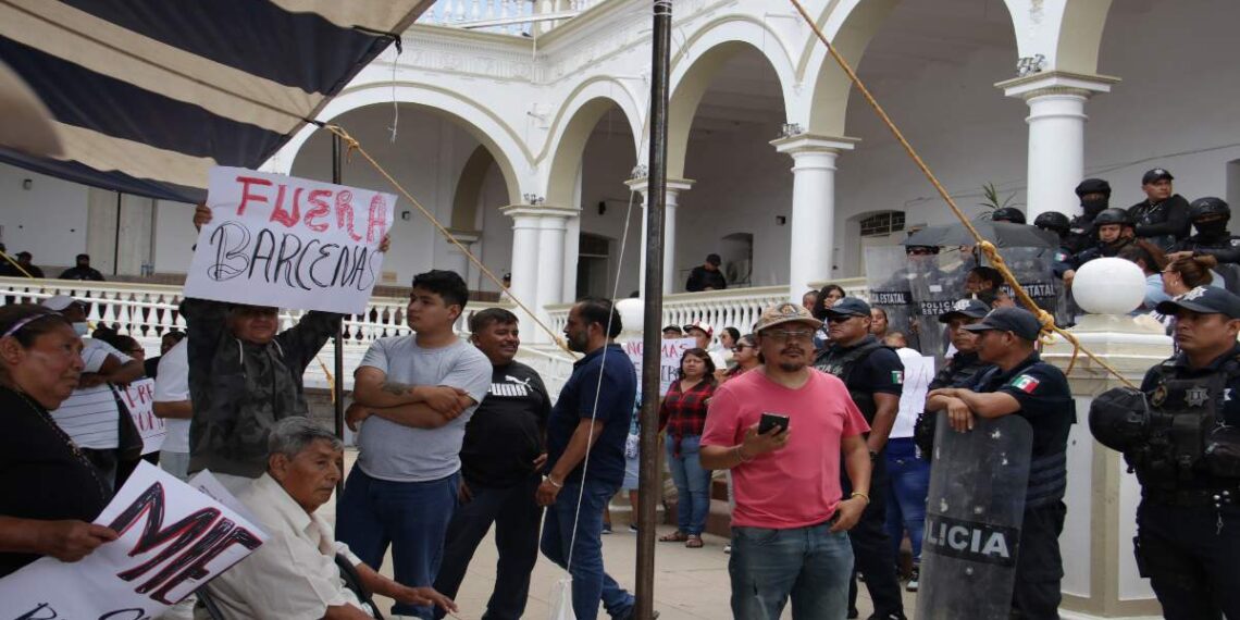 Persisten protestas contra alcaldesa de Acatlán de Osorio