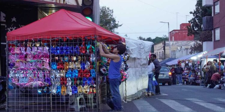 Analizan ajustar reglamento para frenar a ambulantes