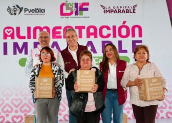 Dan 6 mil 300 despensas en Lomas de San Miguel