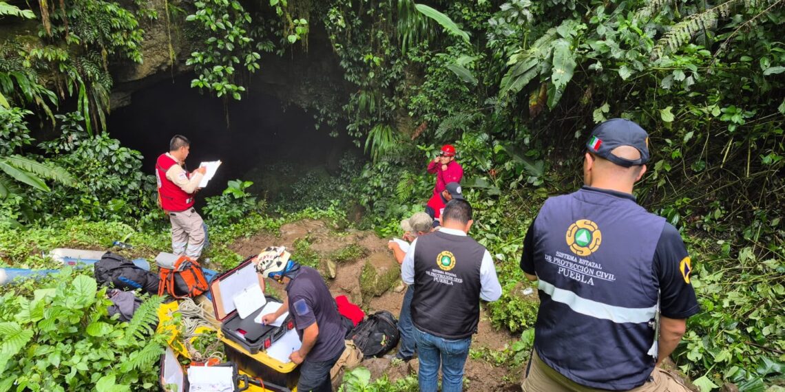Mantienen búsqueda de turistas en gruta 