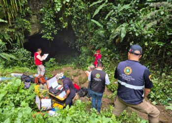 Mantienen búsqueda de turistas en gruta 