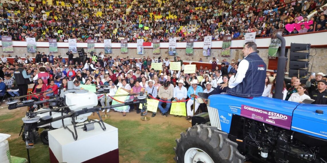 Armenta entrega apoyos y tecnología al campo