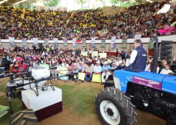 Armenta entrega apoyos y tecnología al campo