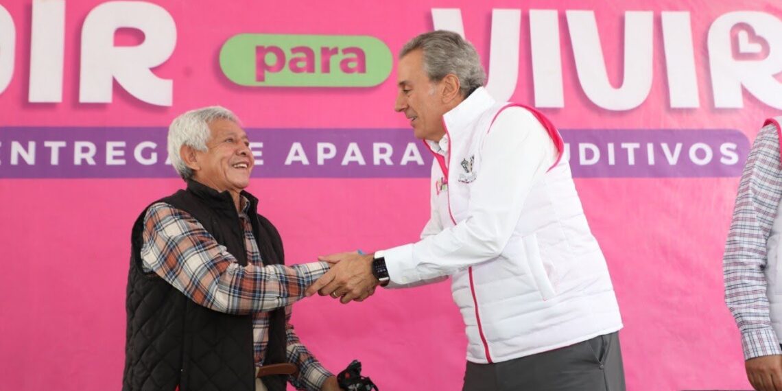 Entregan 50 aparatos auditivos en Puebla capital