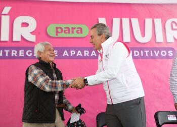 Entregan 50 aparatos auditivos en Puebla capital
